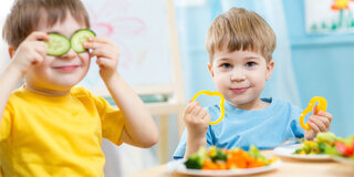 Kind gesund Essen Geschwister Paprika Gemüse