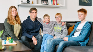 Maren und Stefan Köpp mit ihren drei Söhnen. Zwei von ihnen sind an Typ-1-Diabetes erkrankt: Luke (rechts) und Noah (Mitte).