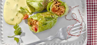 Spitzkohlrouladen mit Tomaten-Bulgur und Safransauce