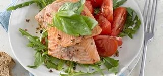 Lachsforelle auf Rucola-Tomaten-Salat