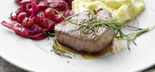 Hirschsteak mit Cranberry-Rotkohl und Vanille-Kartoffelschnee