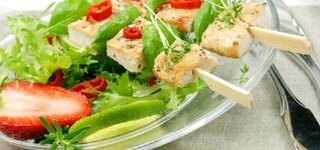 Salat mit Hühnerspießen und Erdbeeren