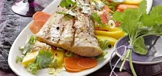 Zanderfilet auf Mango-Möhren-Salat