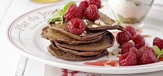 Schoko-Himbeer-Pfannkuchen mit Ingwer-Minze-Dip