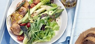 Salbei-Steak mit Spargel-Tomaten-Salat