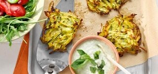 Zucchini-Küchlein mit Basilikum-Dip