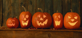 Kürbislaternen zu Halloween