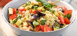 Pfannengericht Couscous Harissa Salat