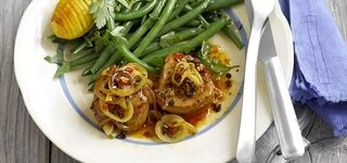 Zwiebelsteak auf Kräuterbohnen