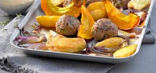 Chili-Hackbällchen auf Ofengemüse