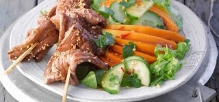 Filetspieße auf Papaya-Salat