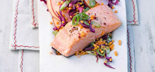 Lachs mit Apfel-Linsen-Rotkohl