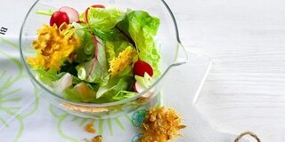 Bunter Frühlingssalat mit Parmesanchips