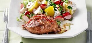 Chili-Lammsteak und bunter Kartoffelsalat mit Sesam
