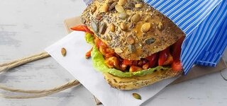 Baguette-Brötchen mit Papaya-Spargel-Aufstrich