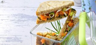 Vollkornbrot mit Majoran-Kichererbsen-Creme