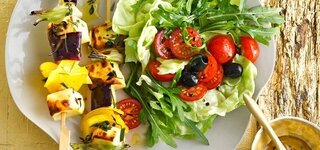 Halloumi-Spieße auf Sommersalat