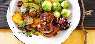 Hirschmedaillons mit Maroni-Kartoffeln und Rosenkohl