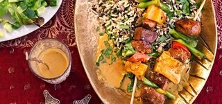 Entenspieße in Currysauce mit Korianderreis und Salat