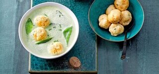 Zuckerschoten-Suppe mit Karotten-Klößchen