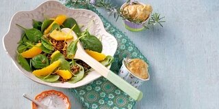 Spinat-Salat mit Berglinsen und Karotten-Törtchen Dip
