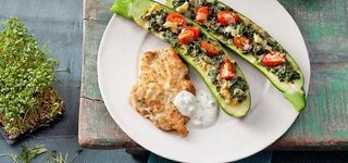 Kräuter-Schnitzel mit gefüllten Zucchini