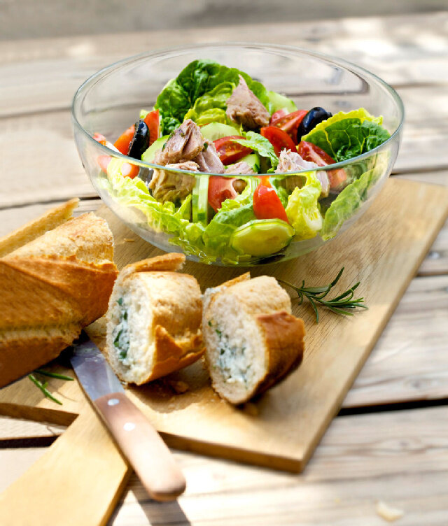 Kräuter-Baguette mit Nizza-Salat