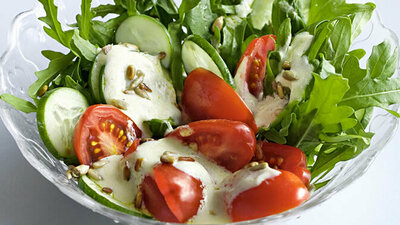 Salat mit fruchtigem Parmesan-Dressing