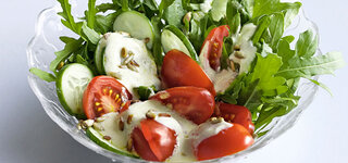 Salat mit fruchtigem Parmesan-Dressing