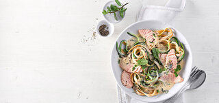 Zucchini-Nudeln mit cremigem Lachsragout