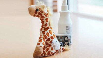 Spielzeug-Giraffe mit Pumpenkatheter und Insulinpumpe