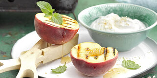 Gegrillte Pfirsiche mit Kokos-Minze-Quark