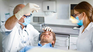 Die meisten fühlen sich beim Zahnarztbesuch unwohl - womöglich kann Hypnose Abhilfe schaffen.