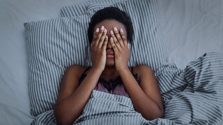 Aufgrund seiner beruhigenden Wirkung wird Lorazepam oft bei Schlafstörungen verschrieben. 