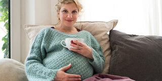 Schwangere Frau trinkt Tee