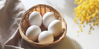 Noch lange nach den Feiertagen genießbar: Hartgekochte Ostereier halten etwa zwei bis drei Wochen