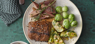 Hirschsteak mit Basamico-Schalotten und Rosenkohl