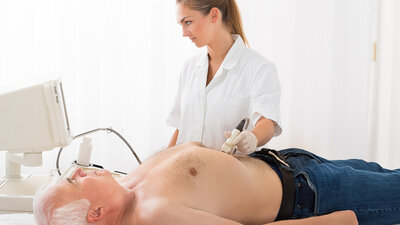 Mann beim Bauch-Ultraschall
