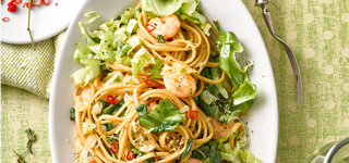 Scharfe Endivien-Pasta mit Garnelen