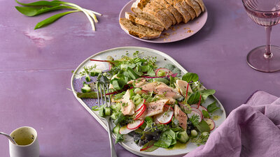 Mai-Salat mit Forelle Filet Kräuter Bärlauch