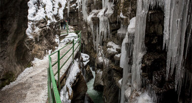 Im Winter erstarrt das Wasser an den Felswänden Klamm zu Eiskaskaden