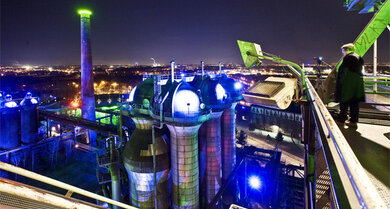 Das stillgelegte Hüttenwerk in Duisburg erstrahlt im Dunklen in leuchtenden Farben
