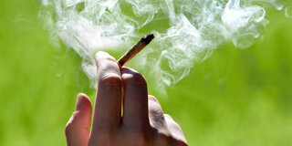 Für manche Jugendliche gehört das Rauchen eines Joints zum Alltag. Ein regelmäßiger Konsum geht jedoch mit gesundheitlichen Folgen einher. 