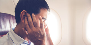 Viele spüren im Flugzeug ein unangenehmes Druckgefühl auf den Ohren.