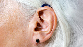 Hörgeräte helfen nicht nur bei Schwerhörigkeit – sie können auch einer Demenz vorbeugen.