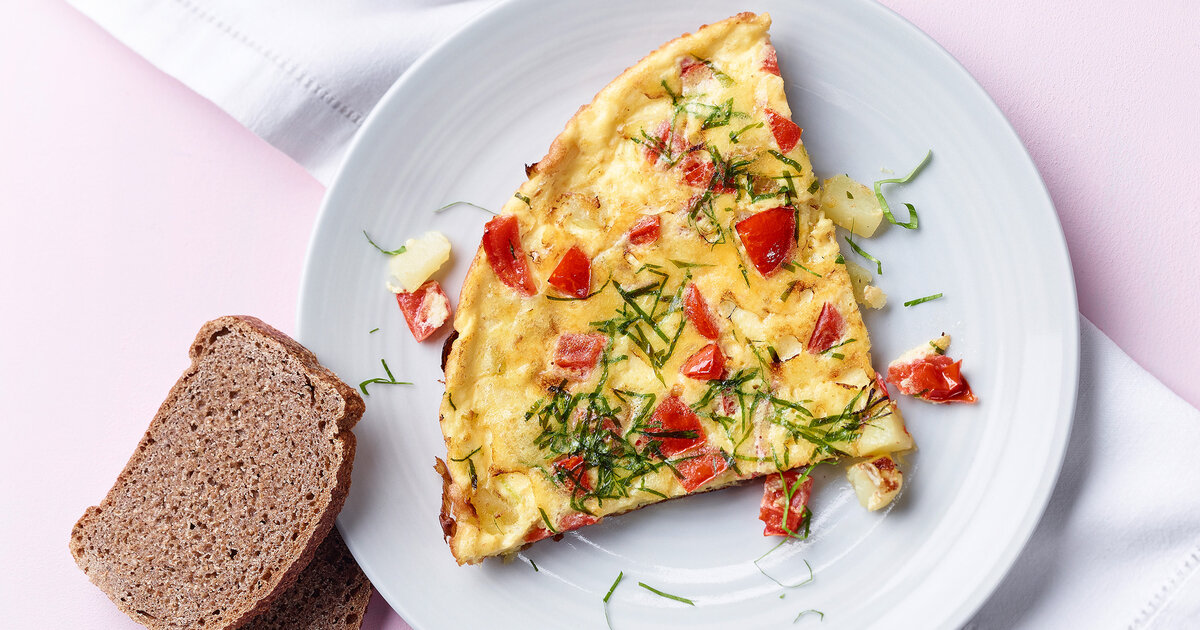 Omelett mit Lauch, Tomaten und Kartoffeln | Apotheken Umschau