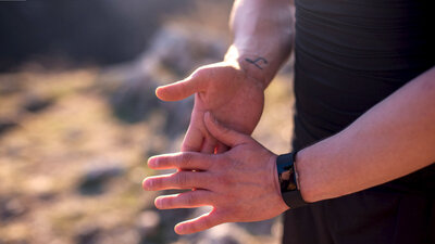 Schwitzige Hände können unangenehm sein und Betroffene vor dem Händeschütteln zurückschrecken lassen.