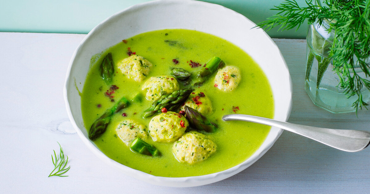 Grüne Spargelsuppe mit Fischklößchen | Apotheken Umschau