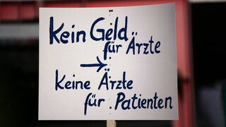In NRW und Rheinland Pfalz streiken Klinikärzte für mehr Geld. Das Bild zeigt ein Schild von einem Streik aus dem Jahr 2005 in Leipzig.