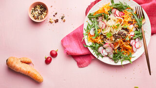 Radieschen-Rucola-Rohkost mit Karottenraspeln.